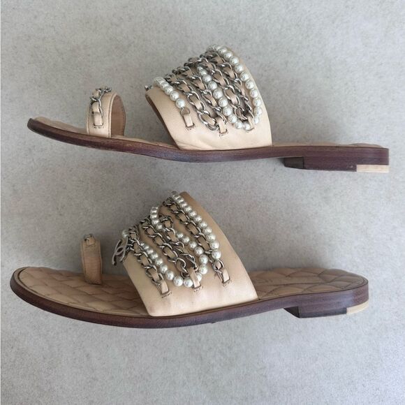Chanel CC Logo Charm Lambskin Pearl Chain Flat Beige Sandals EU 39C Toe Ring - Picture 9 of 13